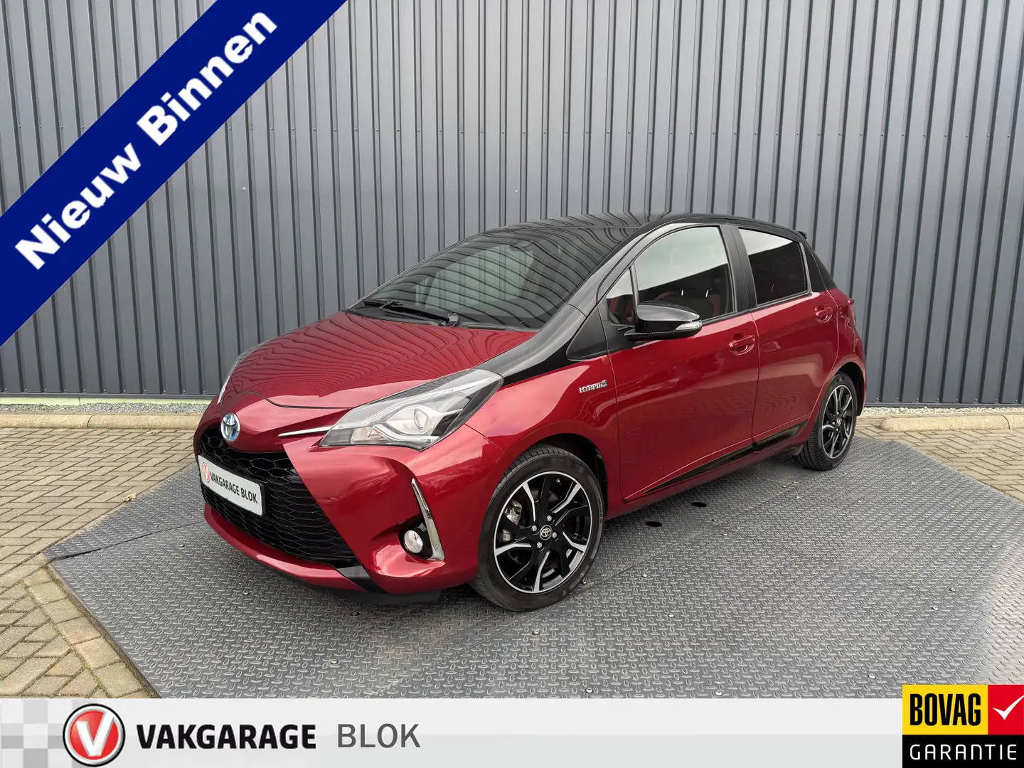 Toyota Yaris 1.5 Hybrid Bi-Tone Plus | Pano dak | Emotional RED Rosso - 1
