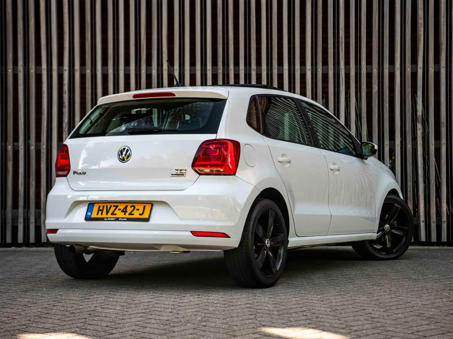 Volkswagen Polo 1.2 TSi 90pk DSG Highline |Panorama|Navi|Airco| Wit - 2