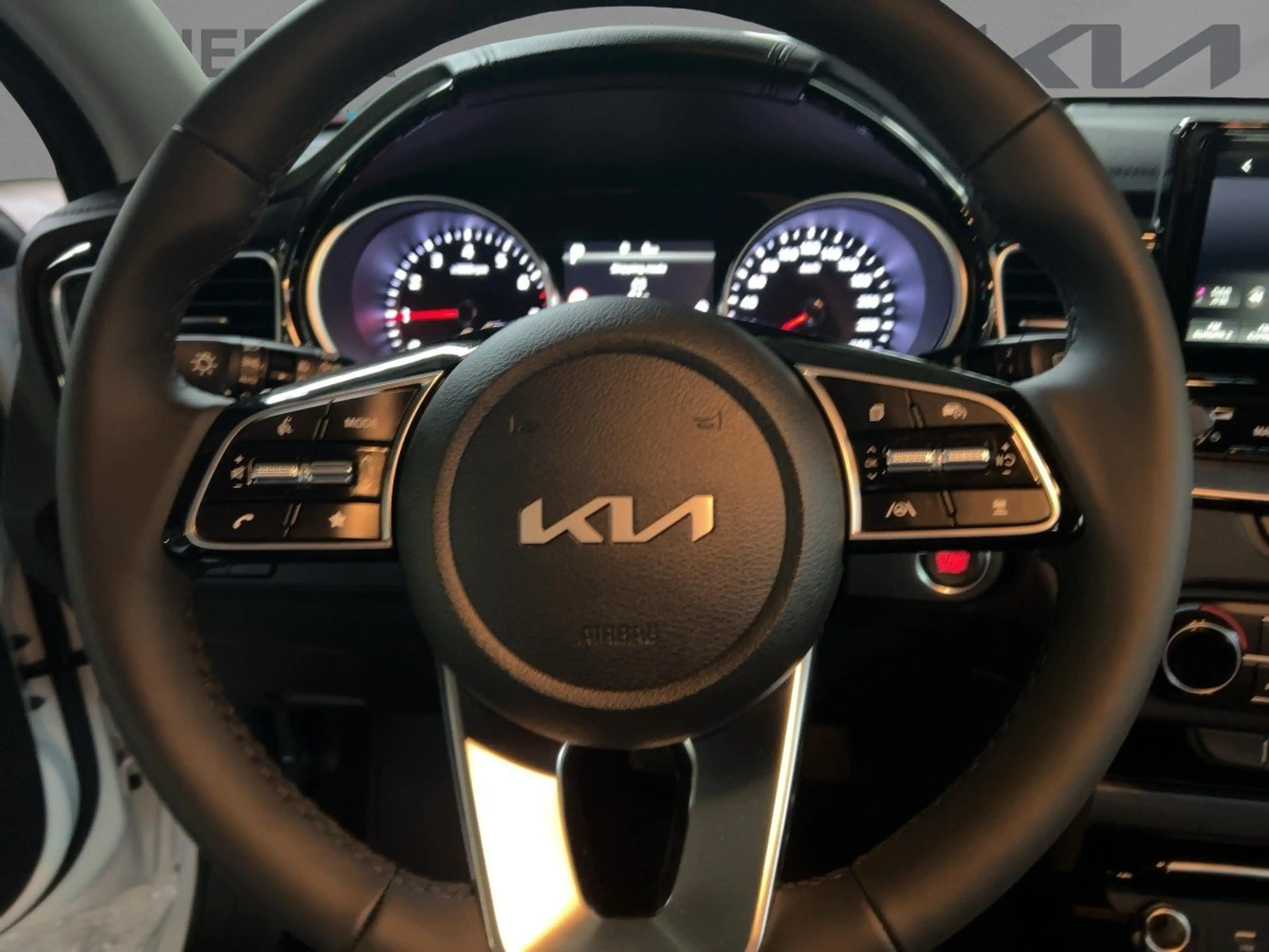 Kia Ceed / cee'd Spirit 1.5T LED+Navi+Kamera+Keyless — photo 11
