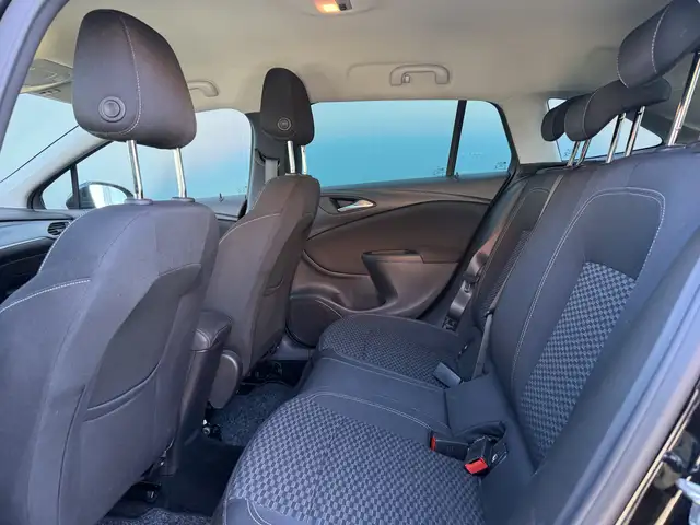Opel Astra view 7