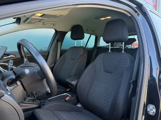 Opel Astra view 5