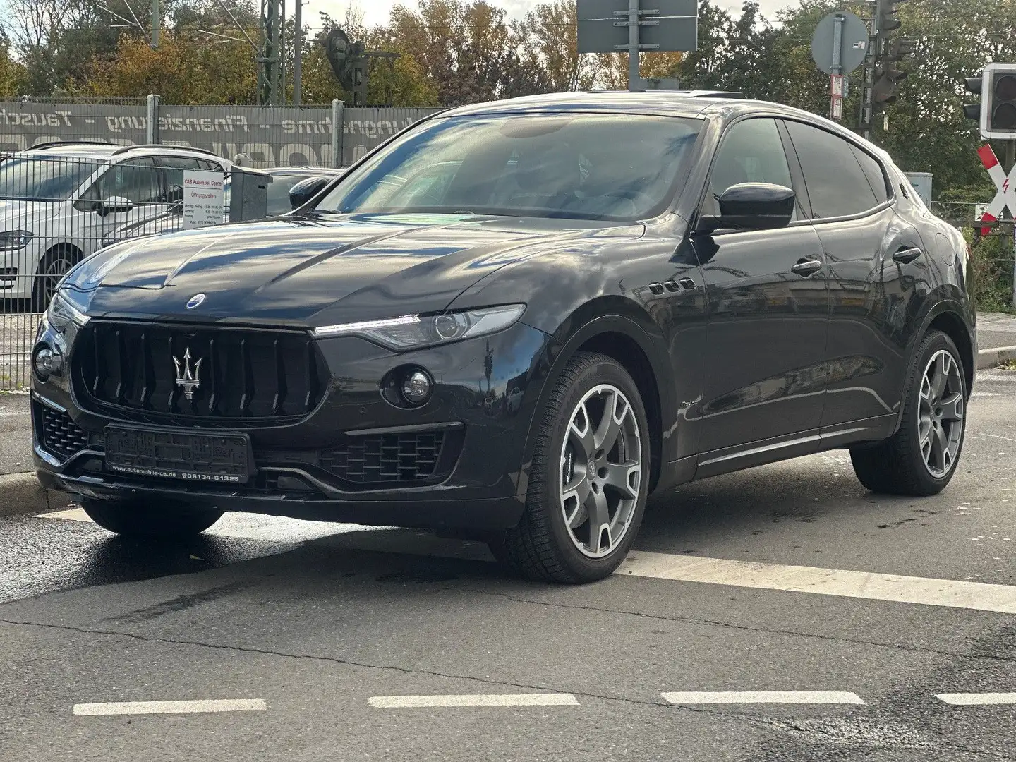 Maserati Levante LEVANTE GRANLUSSO Q4*SERVICE BEI MASERATI * Schwarz - 1