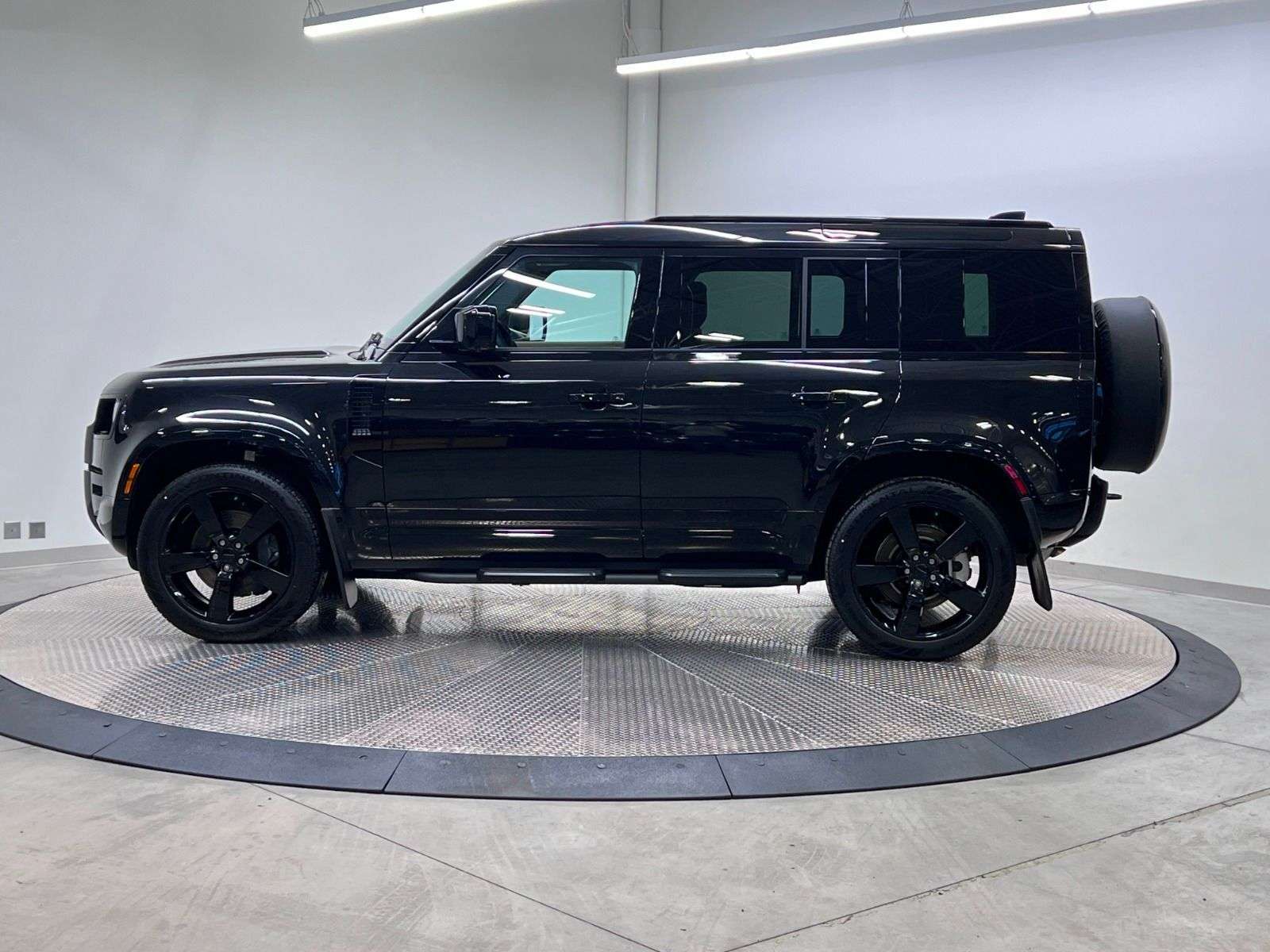 2026 Land Rover Defender 110 P400 X-DYNAMIC SE alt 2