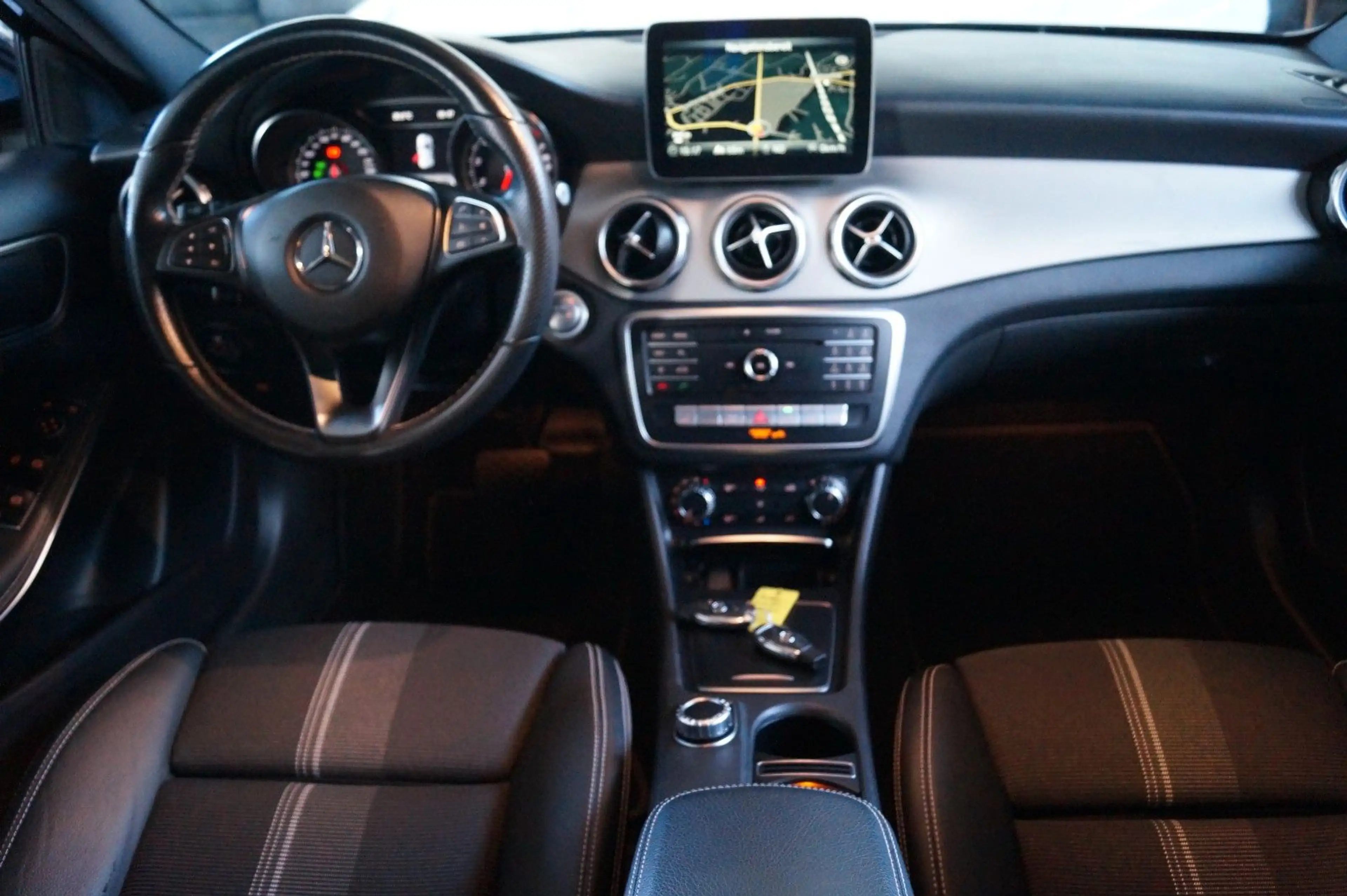 Mercedes-Benz GLA 180 URBAN*Automatik*LED*SH*Kamera*PDC* — photo 11