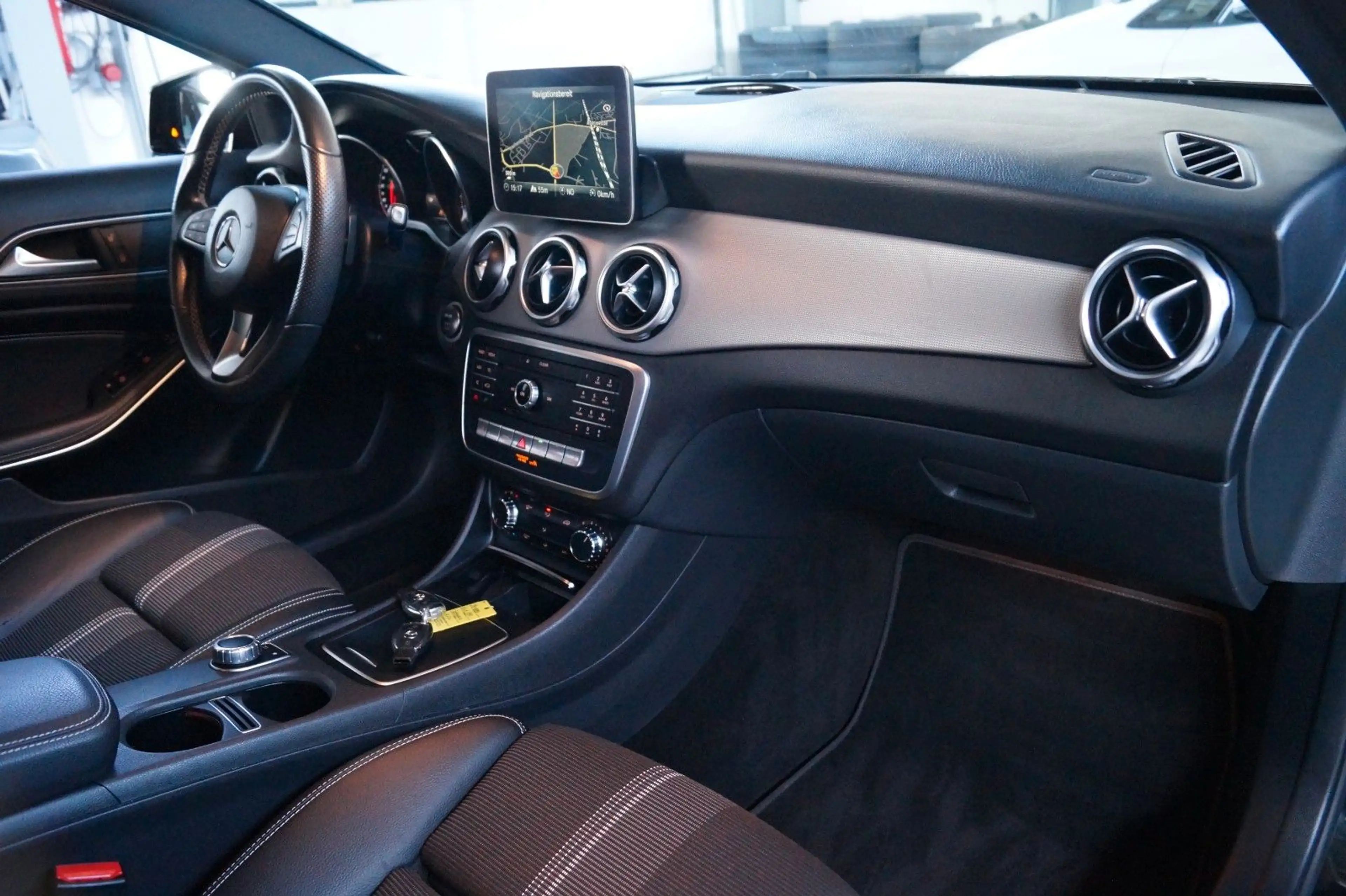 Mercedes-Benz GLA 180 URBAN*Automatik*LED*SH*Kamera*PDC* — photo 15