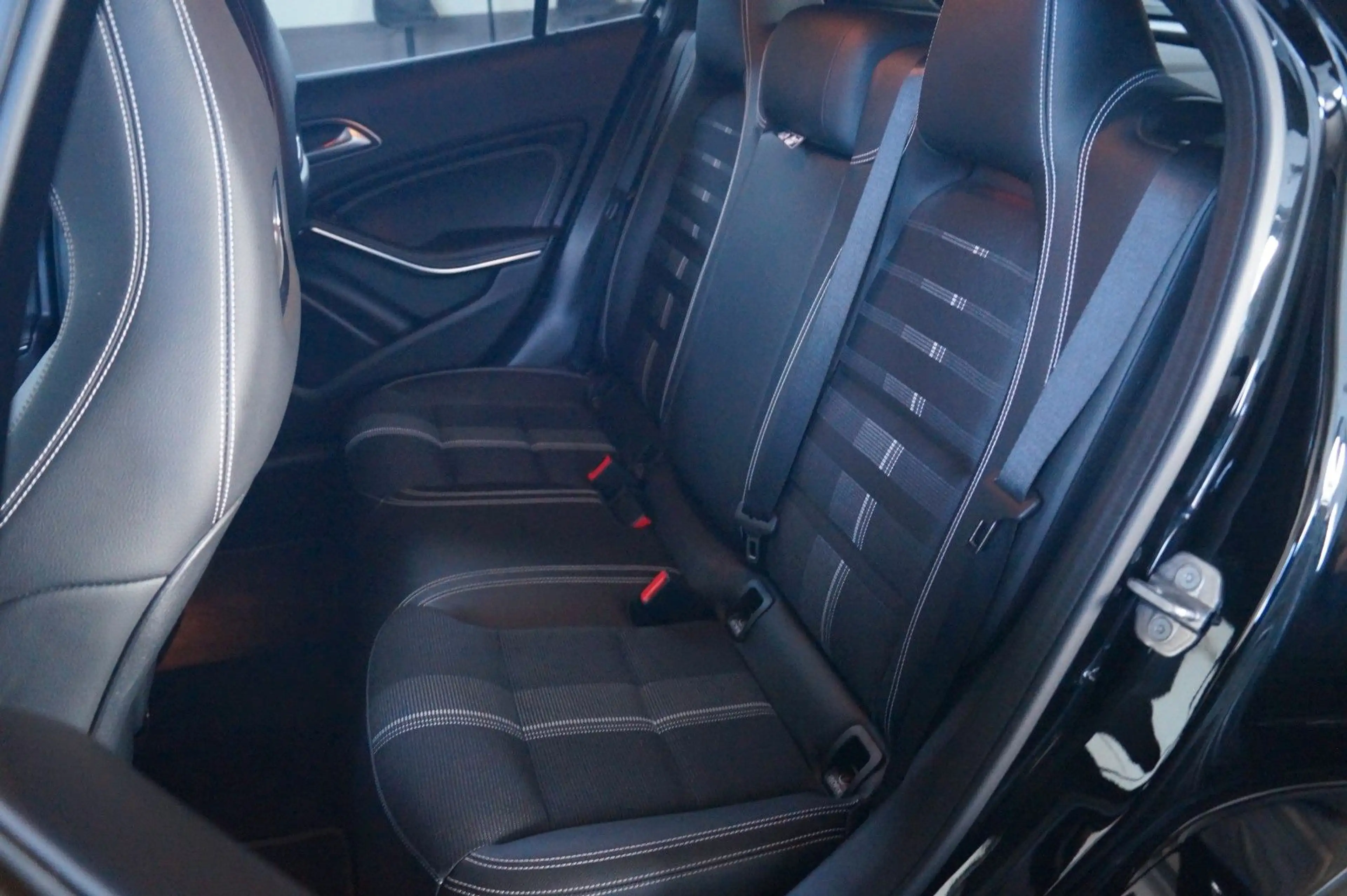 Mercedes-Benz GLA 180 URBAN*Automatik*LED*SH*Kamera*PDC* — photo 13