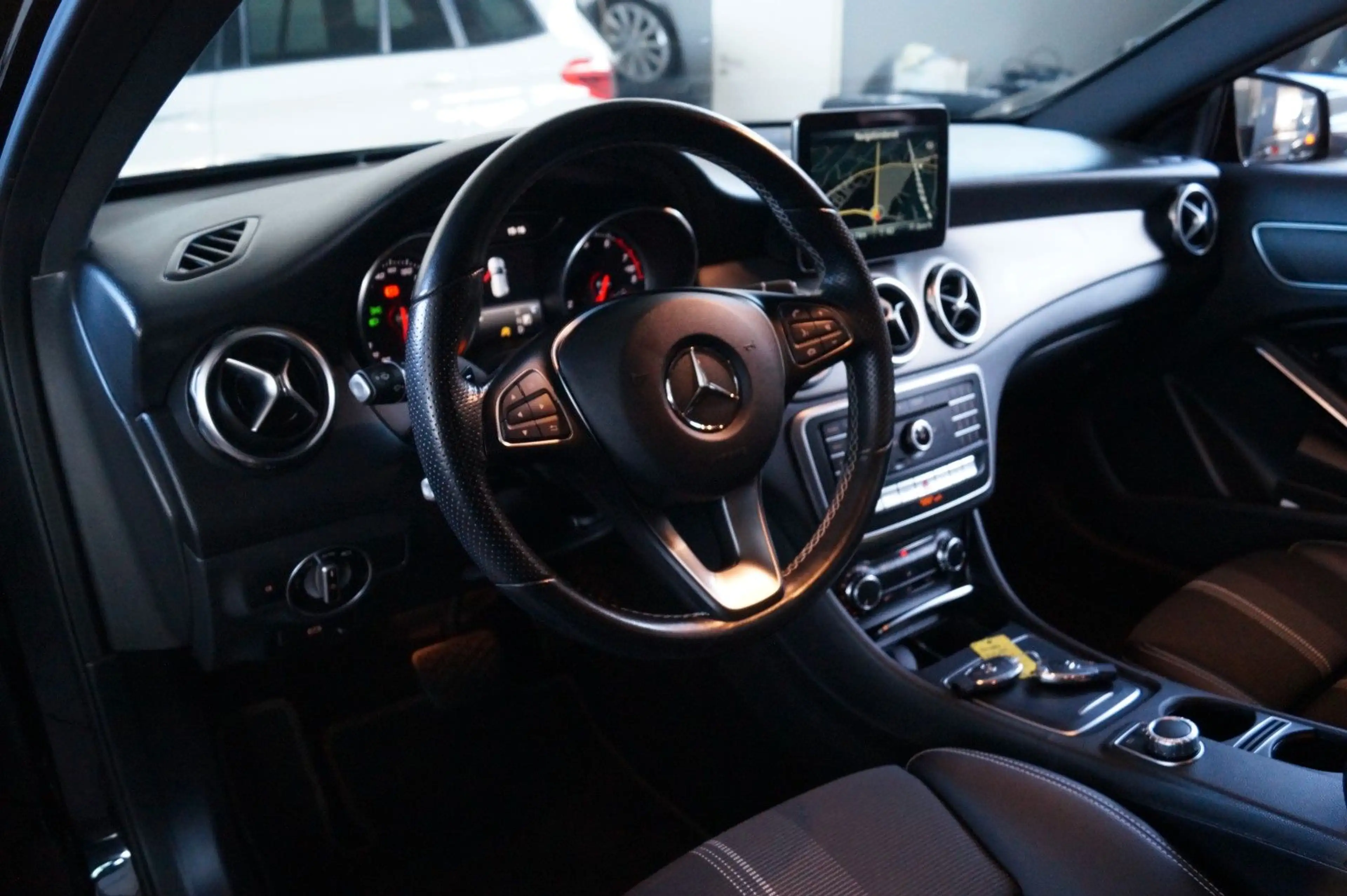Mercedes-Benz GLA 180 URBAN*Automatik*LED*SH*Kamera*PDC* — photo 10