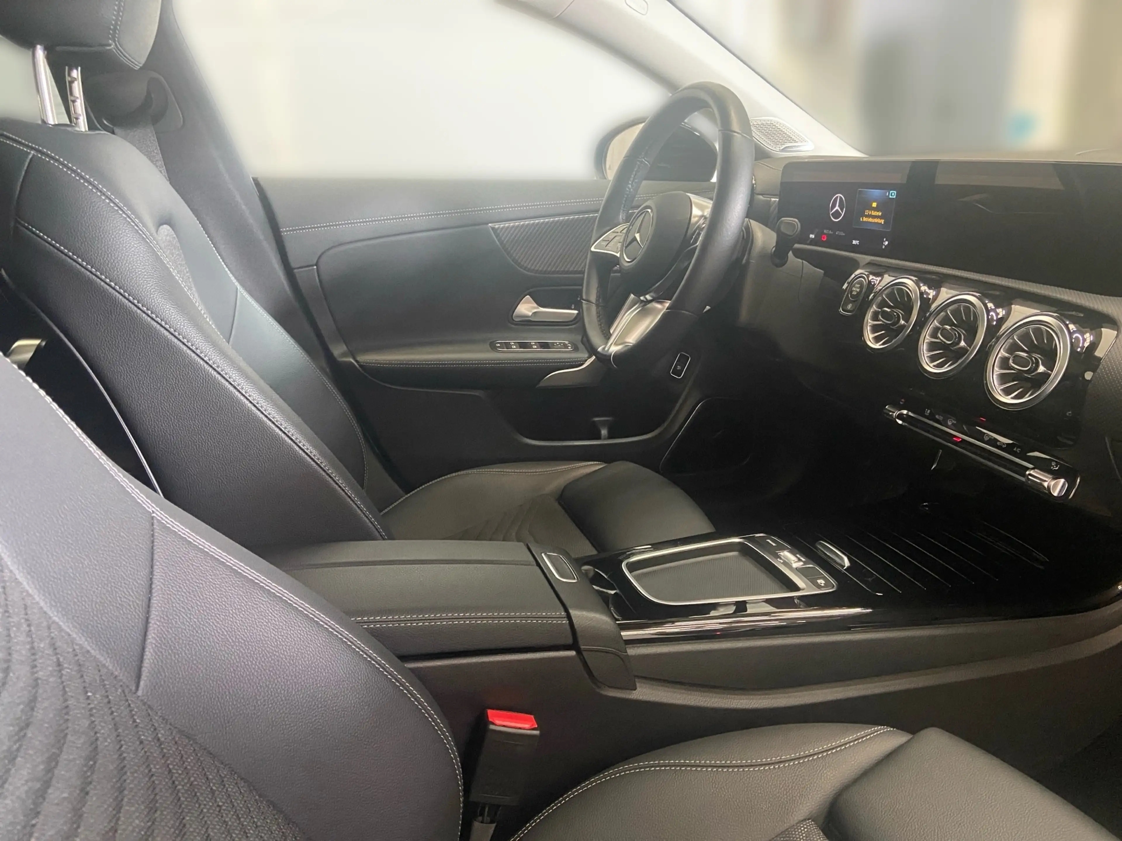 Mercedes-Benz CLA 200 d SB Prog+LED+Pano+AHK+Distr.+Burm+Night — photo 10