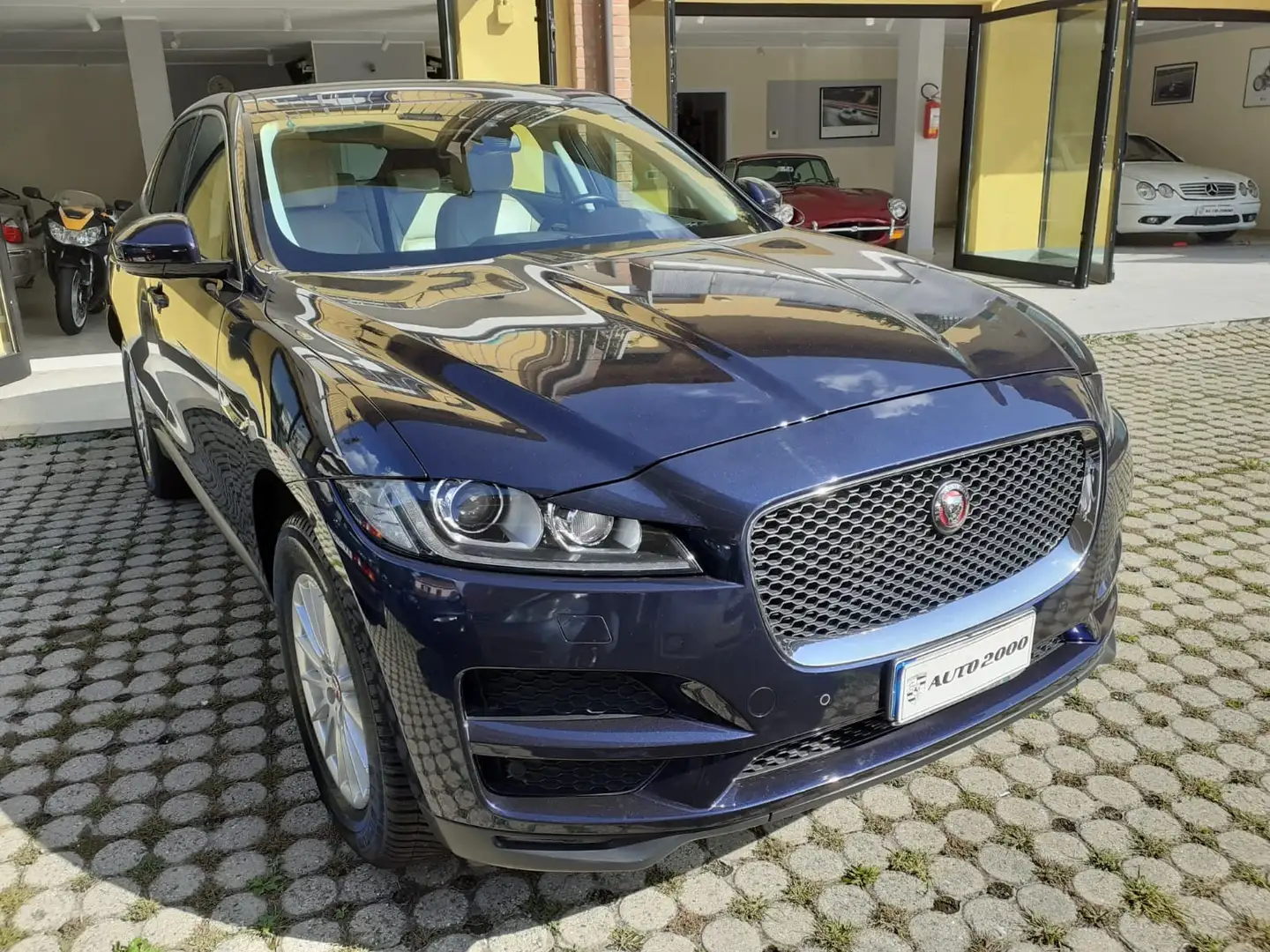Jaguar F-Pace 2.0d Prestige awd 180cv auto Blu/Azzurro - 2