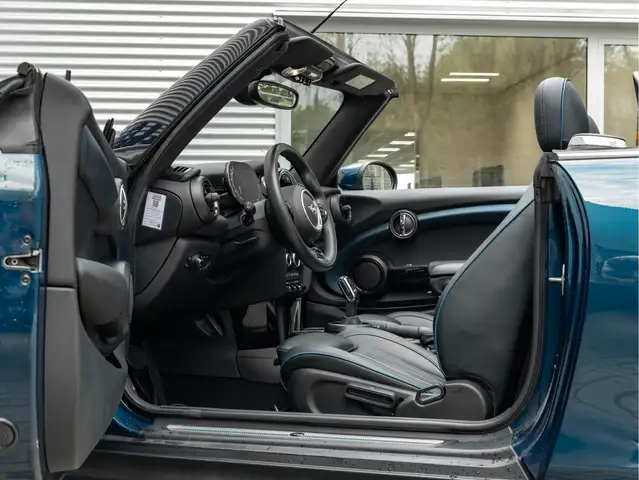 Mini Convertible view 20