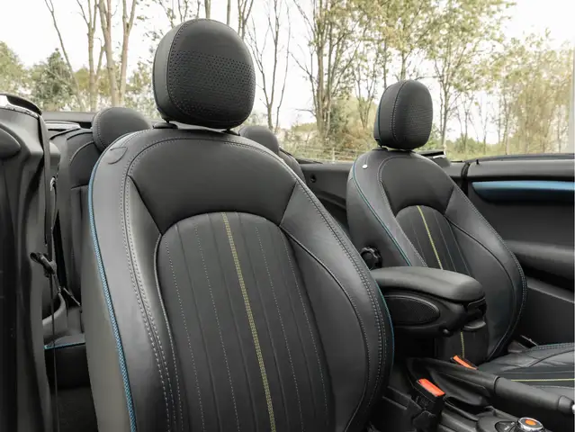 Mini Convertible view 24