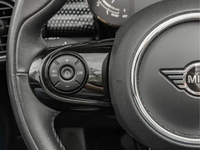 Mini Convertible view 30