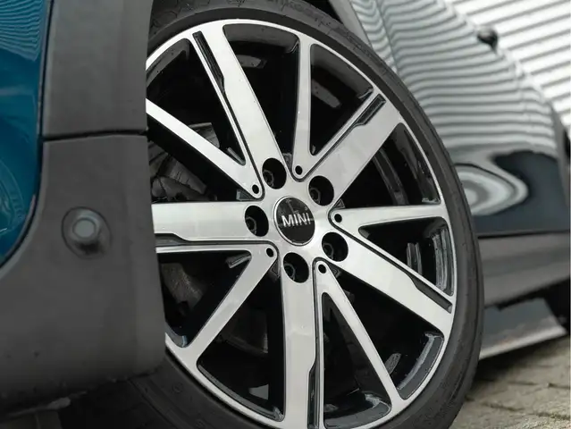 Mini Convertible view 19
