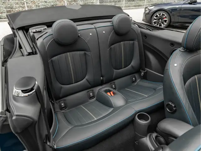 Mini Convertible view 26