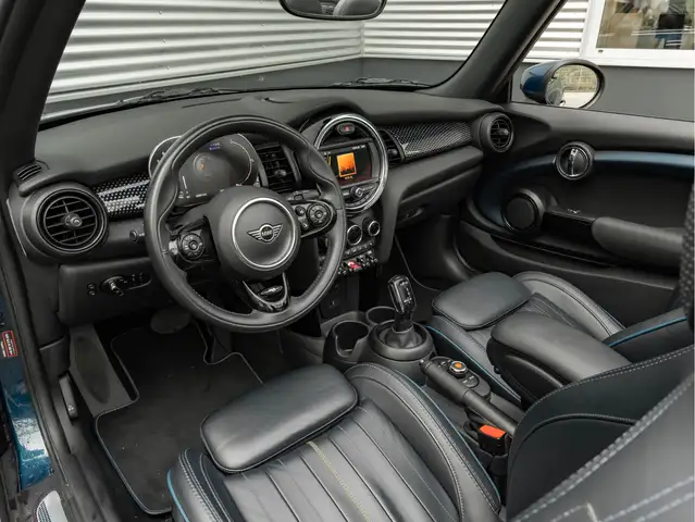 Mini Convertible view 21
