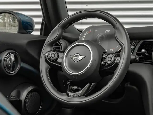 Mini Convertible view 29