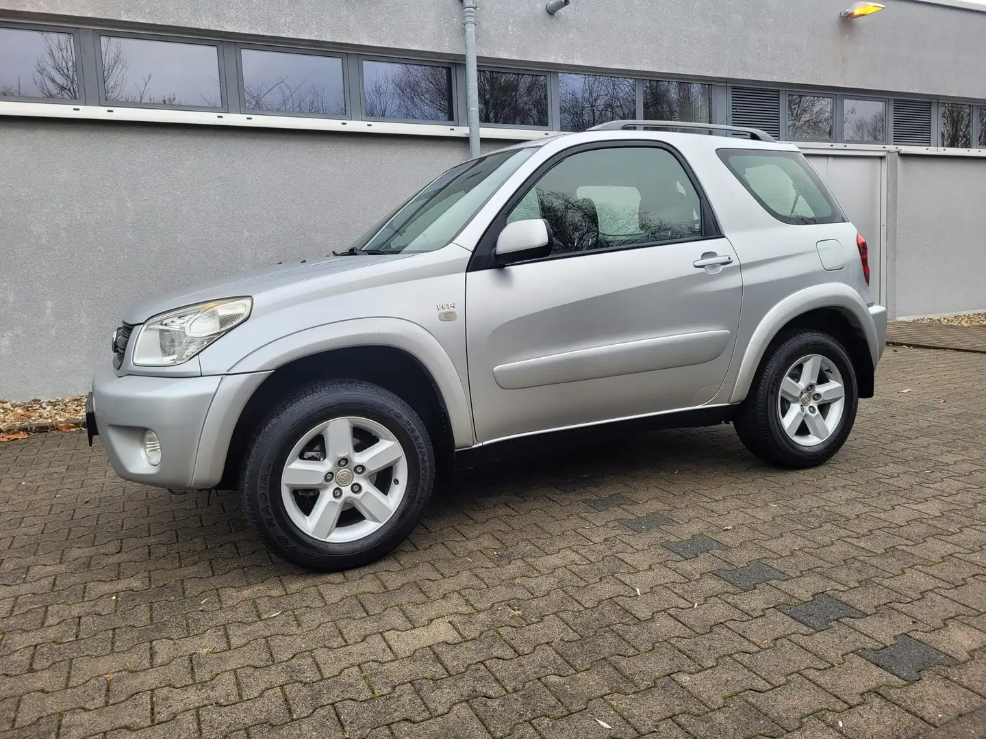 Toyota RAV 4 2.0 Sol 4x4 Nur 124 Tkm-AHK-3 Türig-PDC- !! Grau - 2
