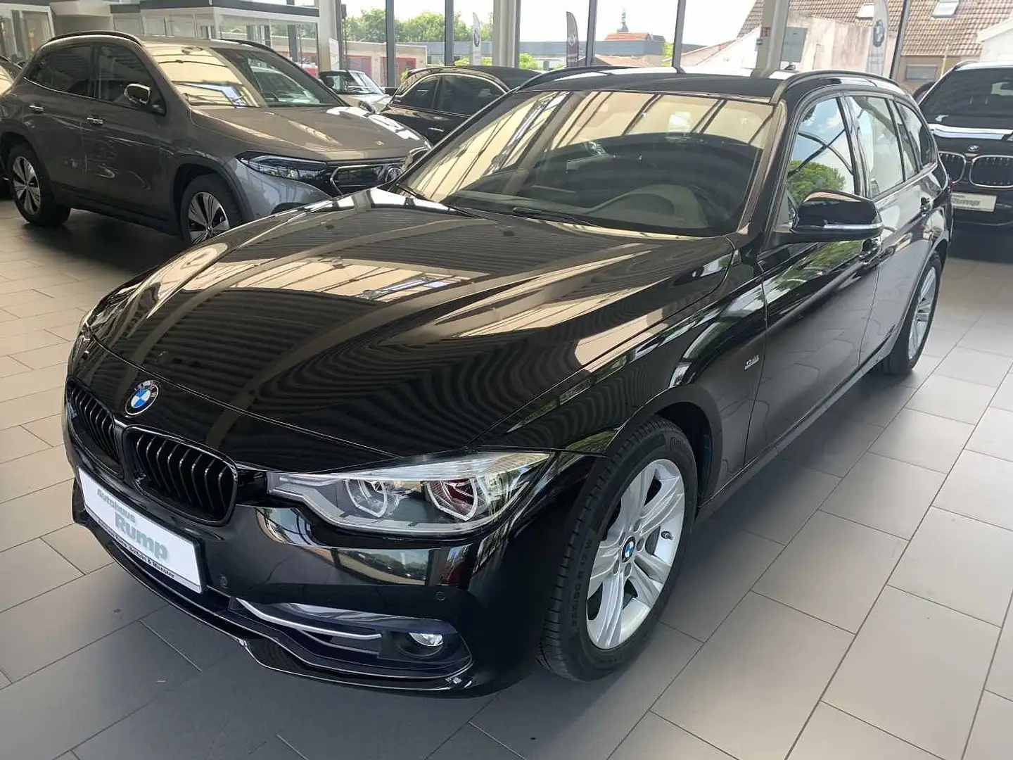 BMW 320 i Touring Autom. Leder/LM/AHK/Navi Zwart - 1