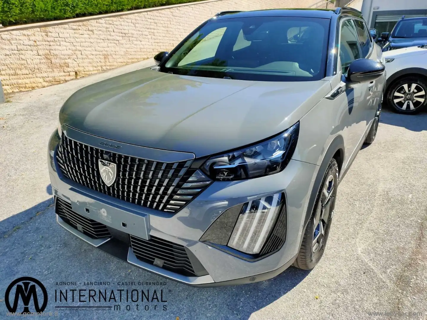 Peugeot 2008 Hybrid 136 e-DCS6 GT Gris - 1