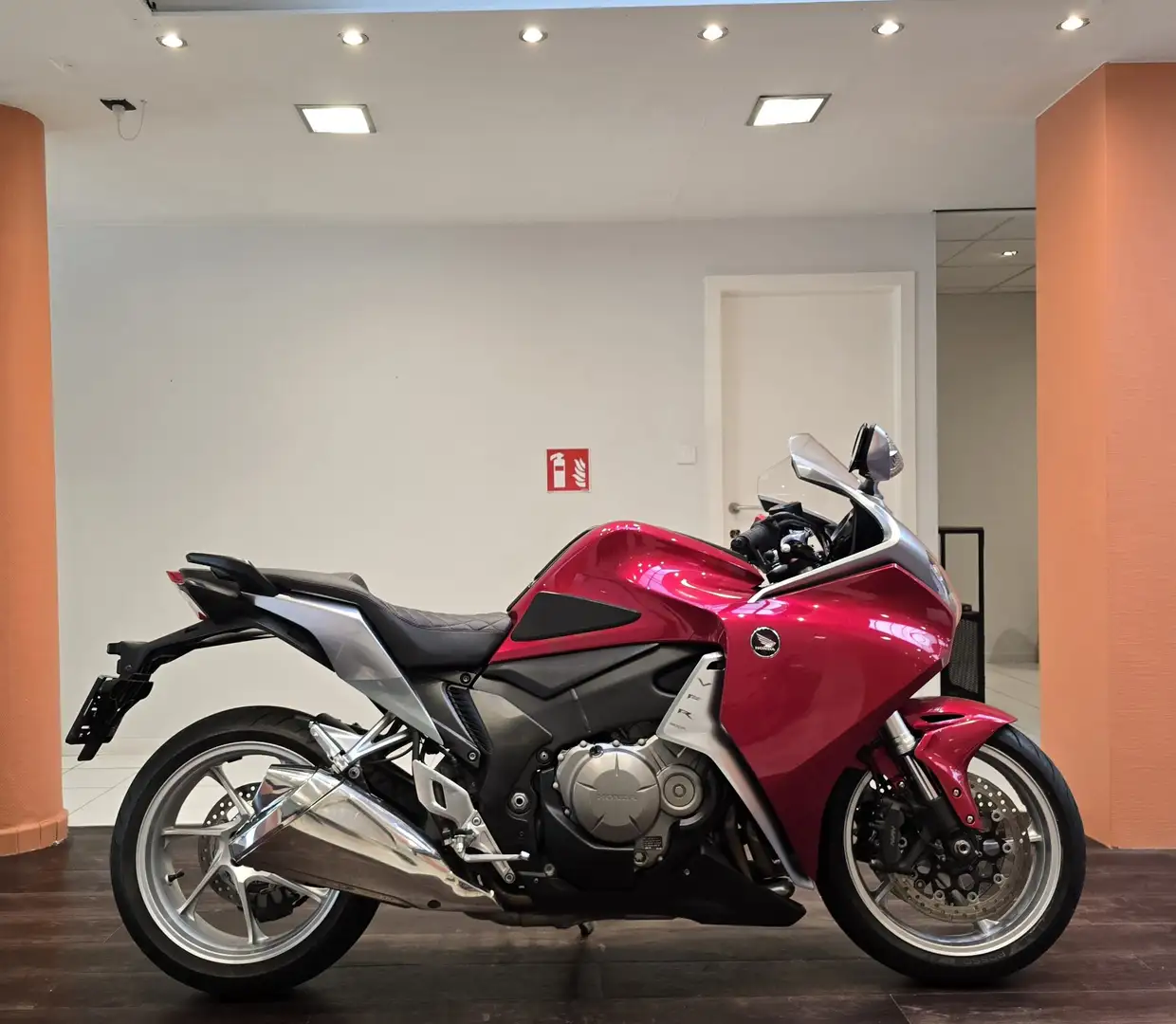 Honda VFR 1200 F Червоний - 1