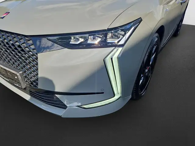 DS Automobiles DS 4 view 10
