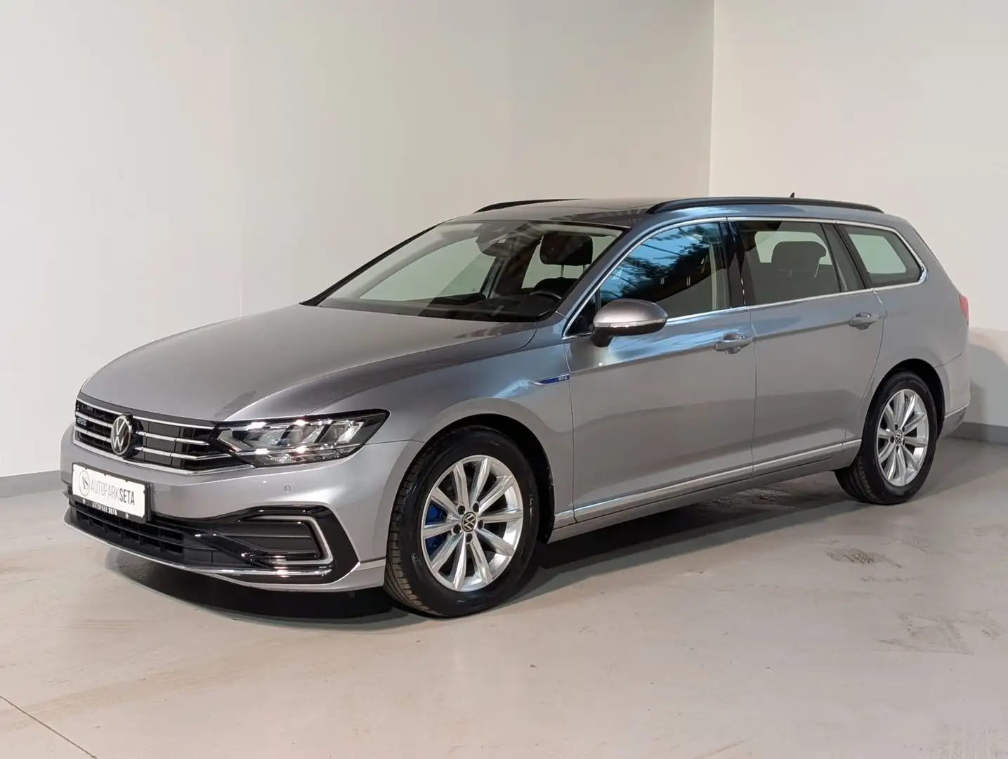 Volkswagen Passat Variant Passat 1.4TSI DSG Var. GTE AID*KAM*HUD*PANO*AHK Zilver - 1