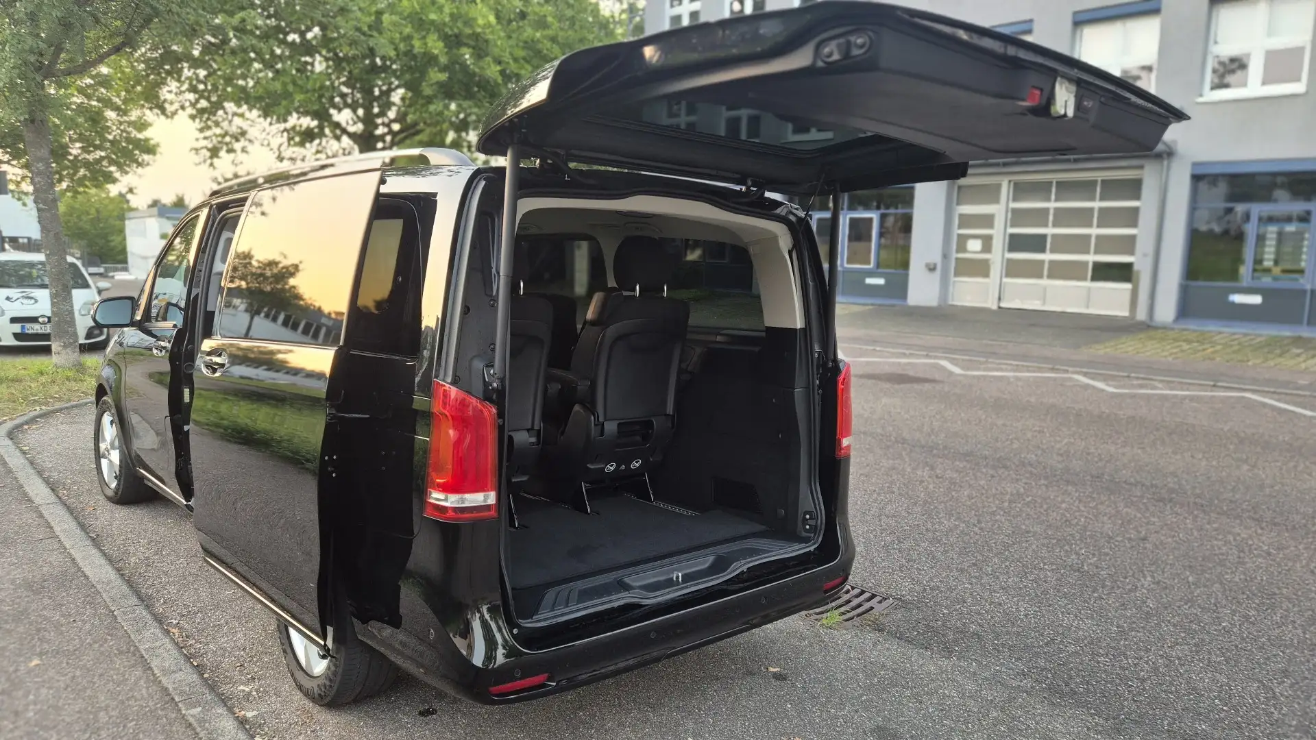 Mercedes-Benz V 300 d lang 9G-TRONIC Avantgarde Edition 2023 Negru - 1