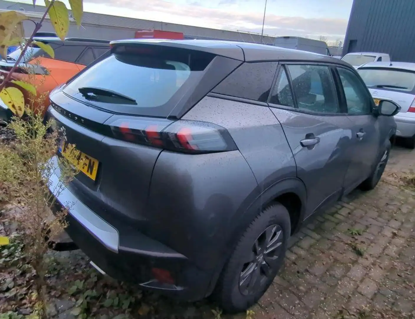 Peugeot 2008 1.2 130 PK Automaat Active Pack | Trekhaak | Gris - 2