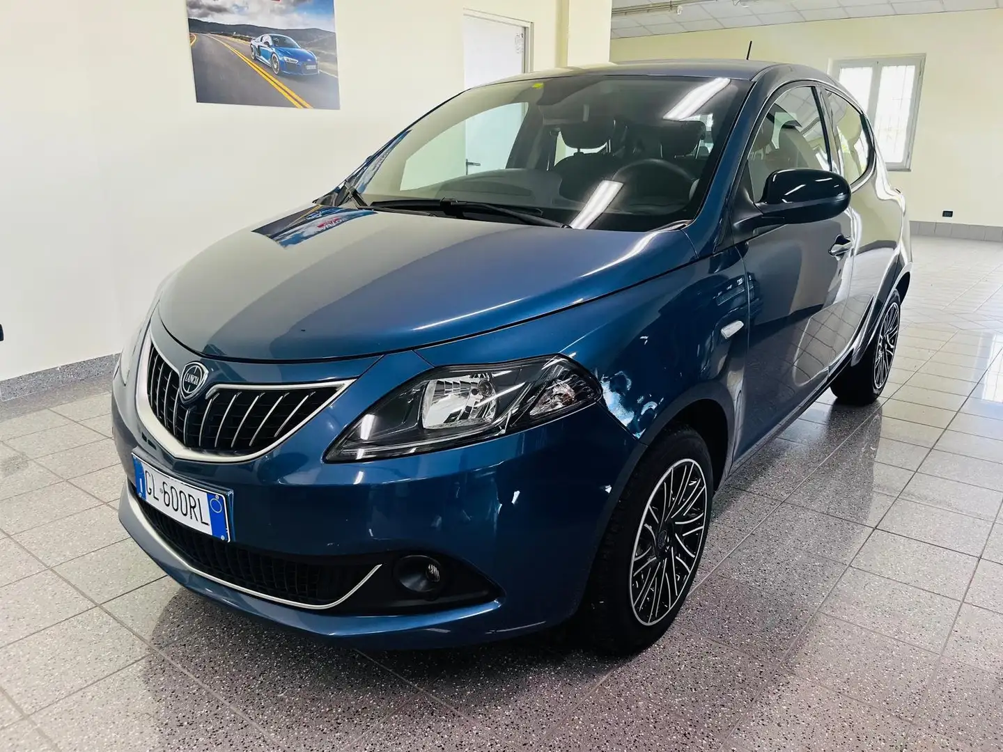 Lancia Ypsilon 1.0 FireFly 5pt S&S Hybrid Gold CON PROMO PLUS Azul - 2