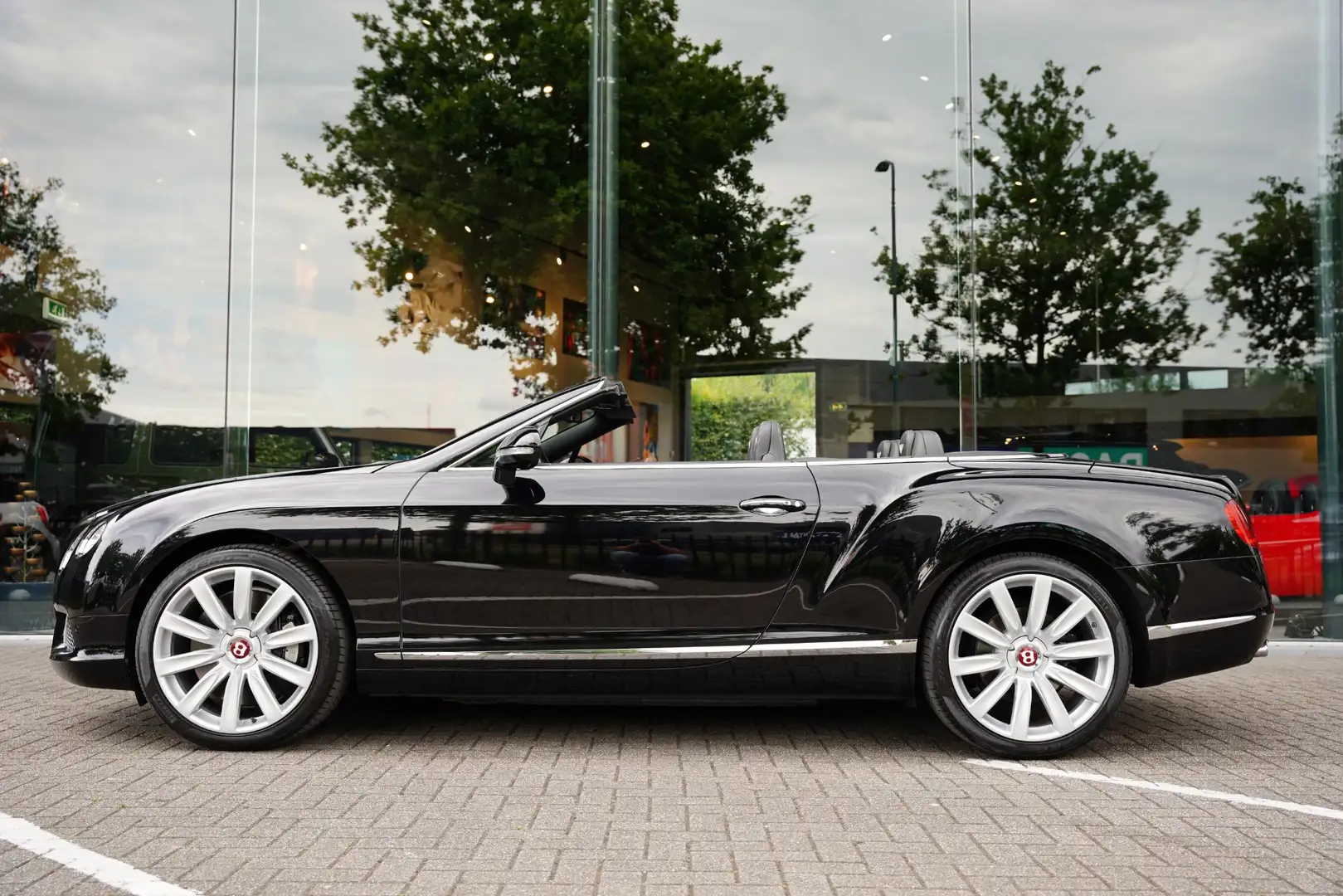 Bentley Continental GTC 4.0 V8 Mulliner Full Service Zwart - 2