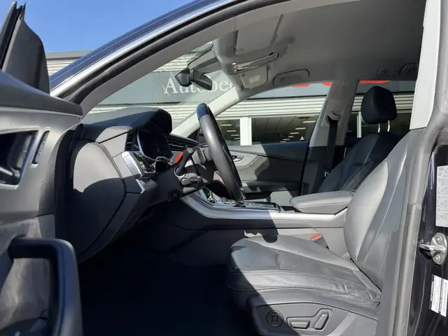 Audi Q8 view 4