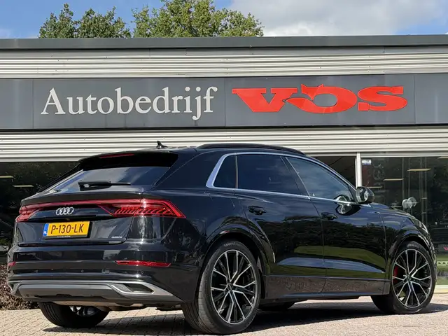 Audi Q8 view 9
