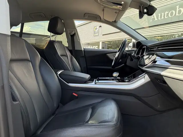 Audi Q8 view 10