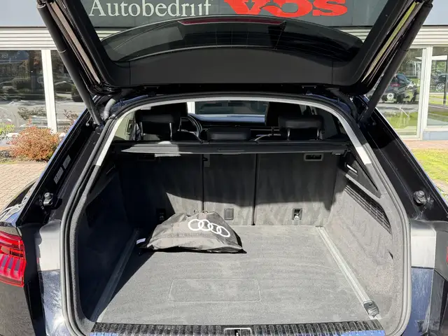 Audi Q8 view 13
