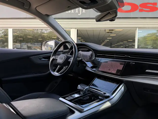 Audi Q8 view 8