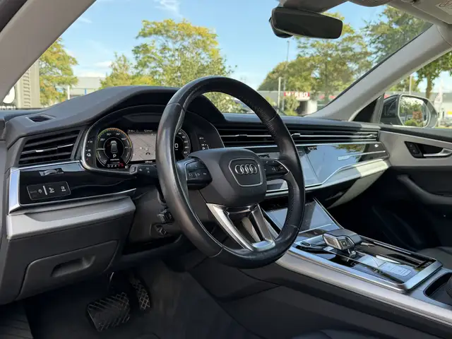 Audi Q8 view 30