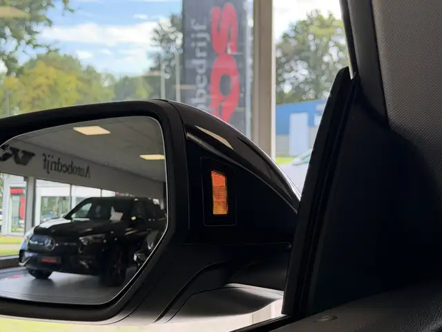 Audi Q8 view 24