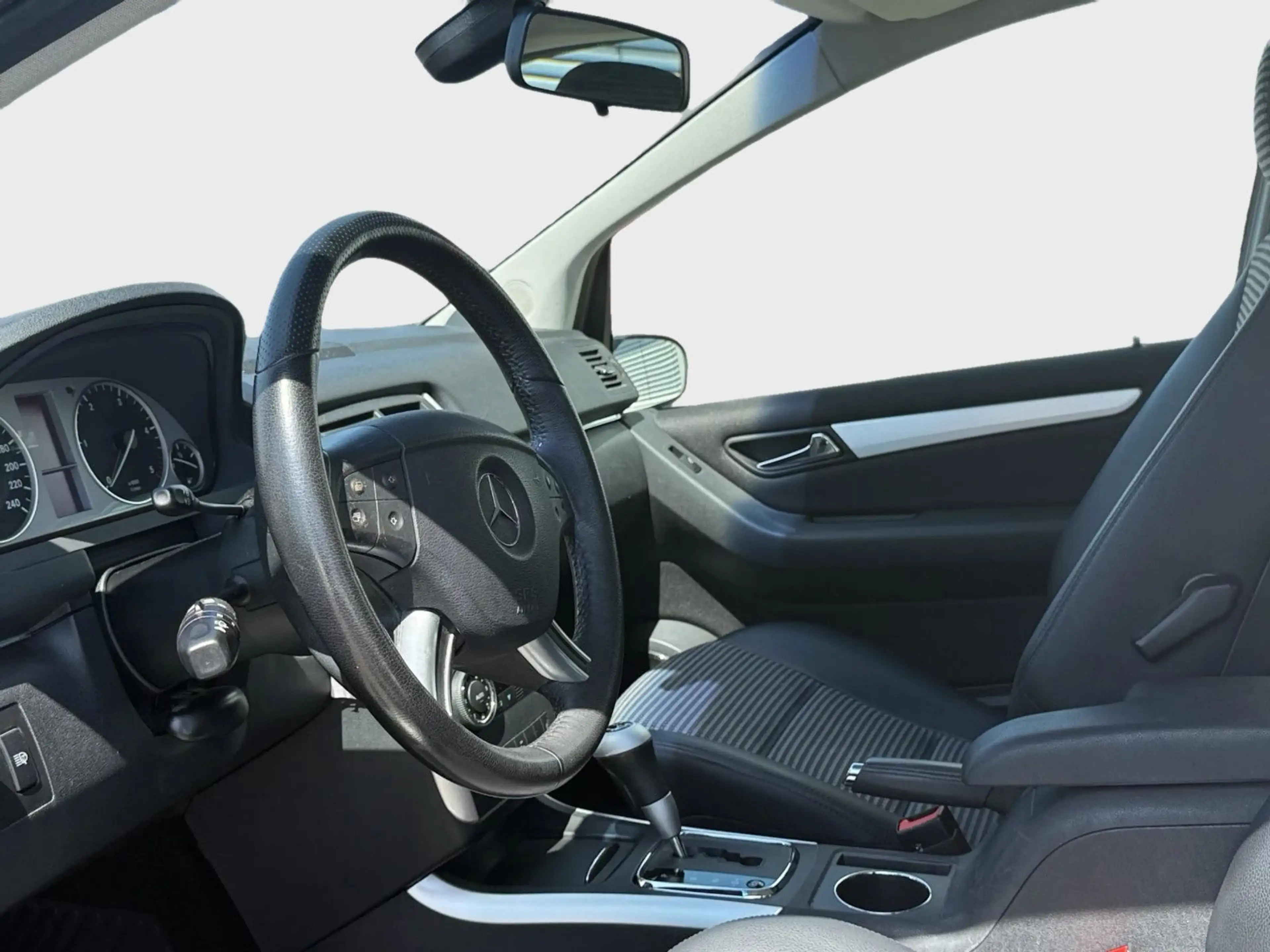 Mercedes-Benz B 200 CDI — photo 8