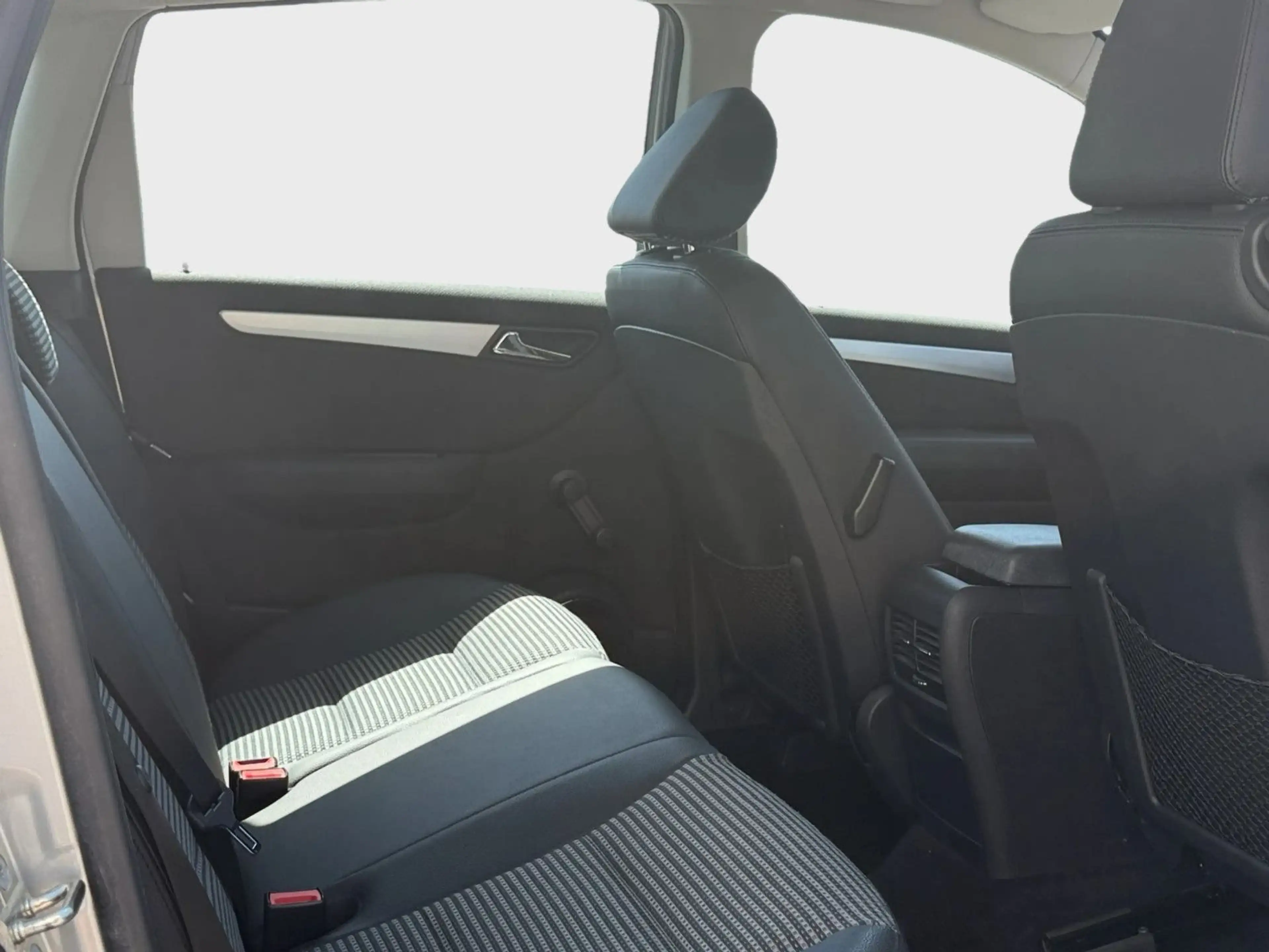 Mercedes-Benz B 200 CDI — photo 11