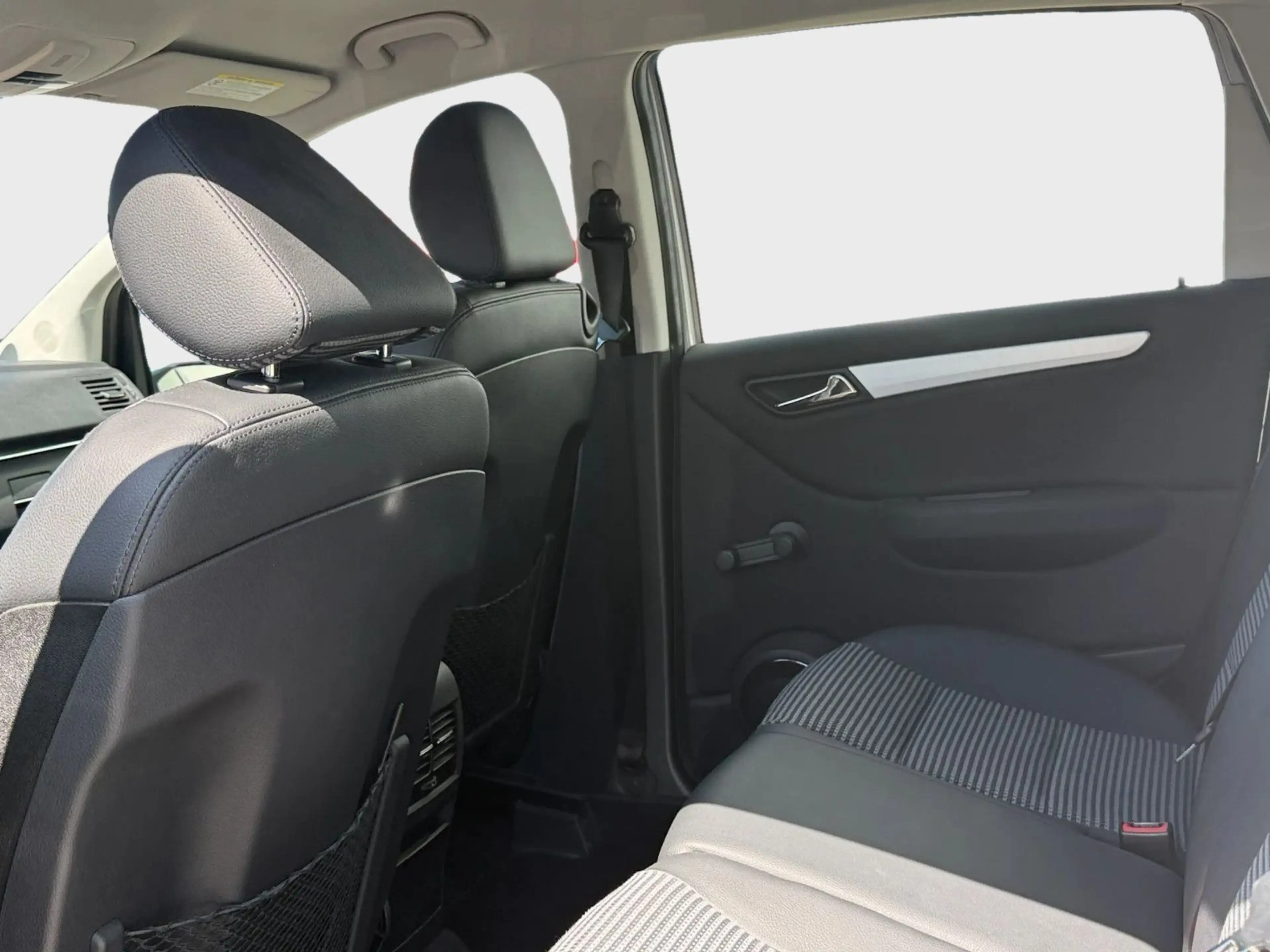 Mercedes-Benz B 200 CDI — photo 9