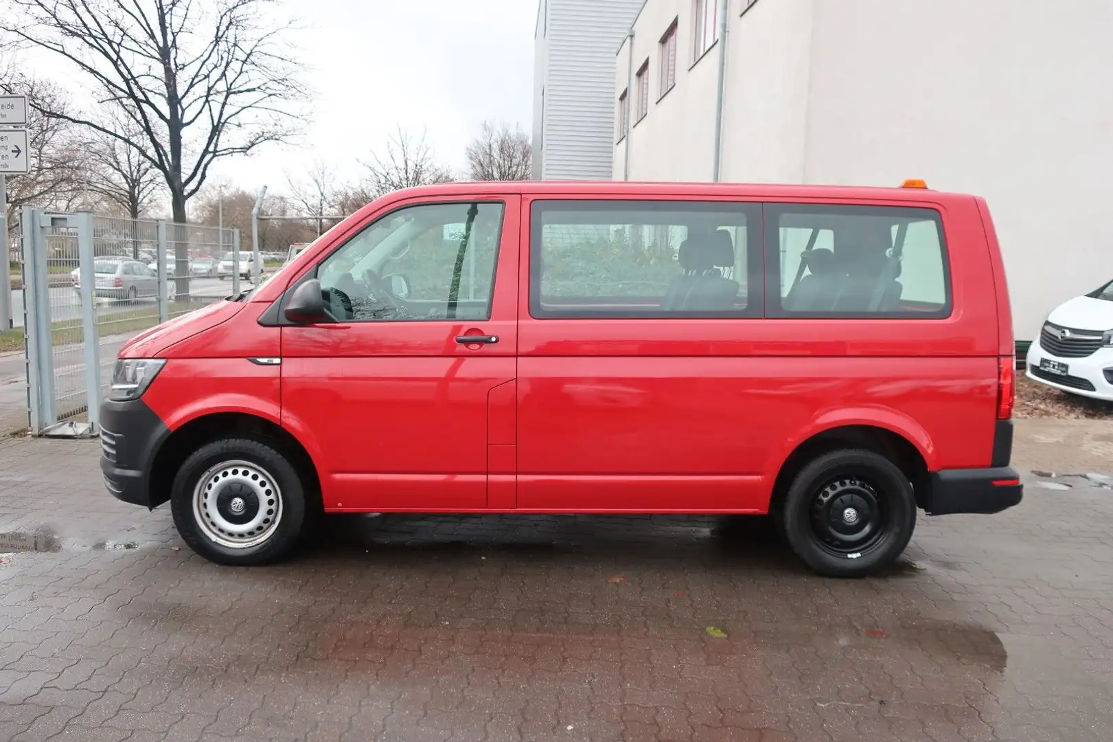 Volkswagen T6 Transporter Klima / 9 Sitze / 1 Hand Červená - 2