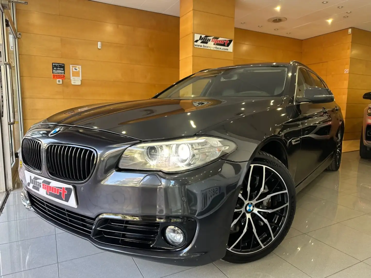 BMW 530 530dA Touring xDrive Noir - 1