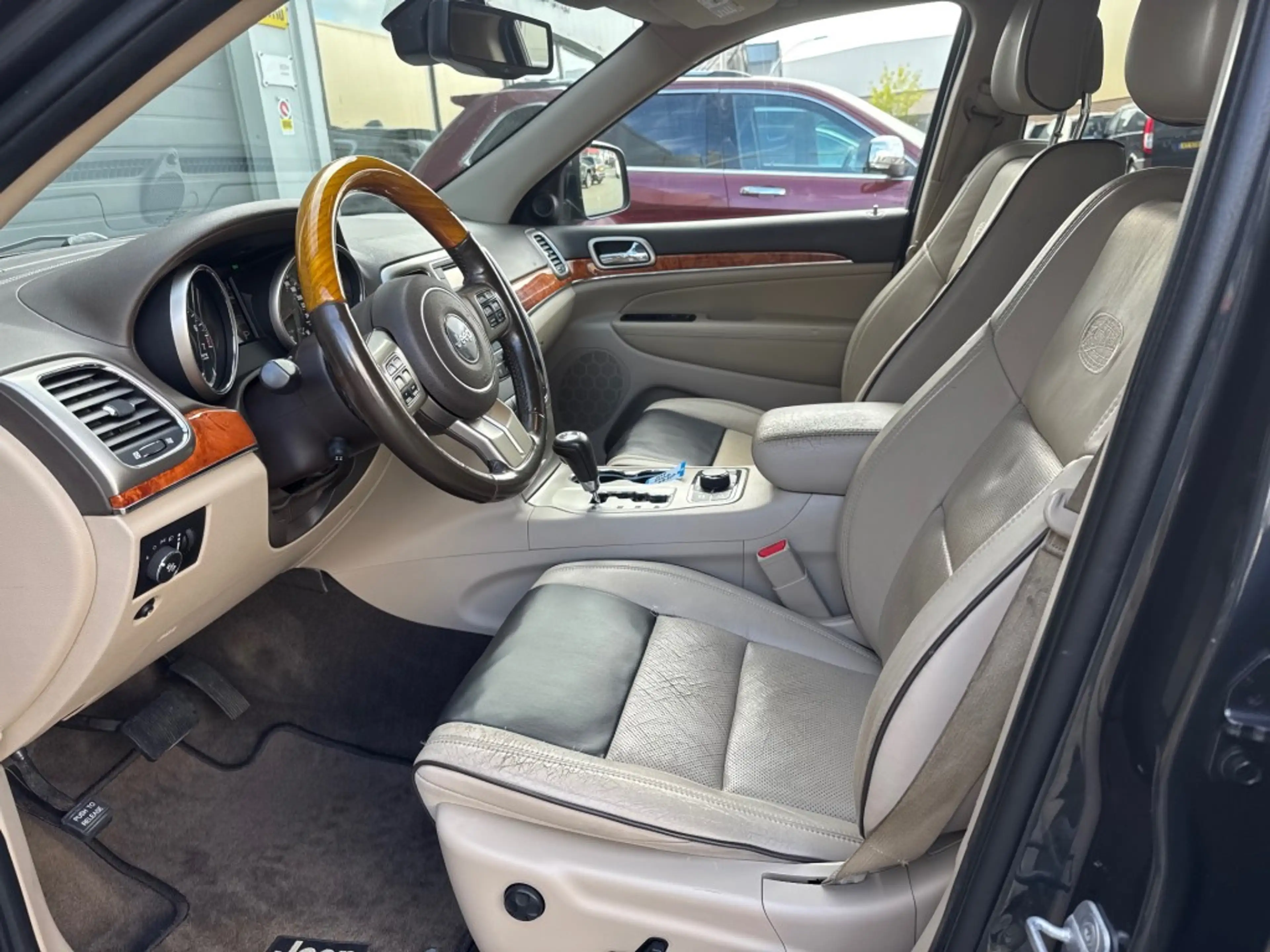 Jeep Grand Cherokee 3.6i OVERLAND — photo 12