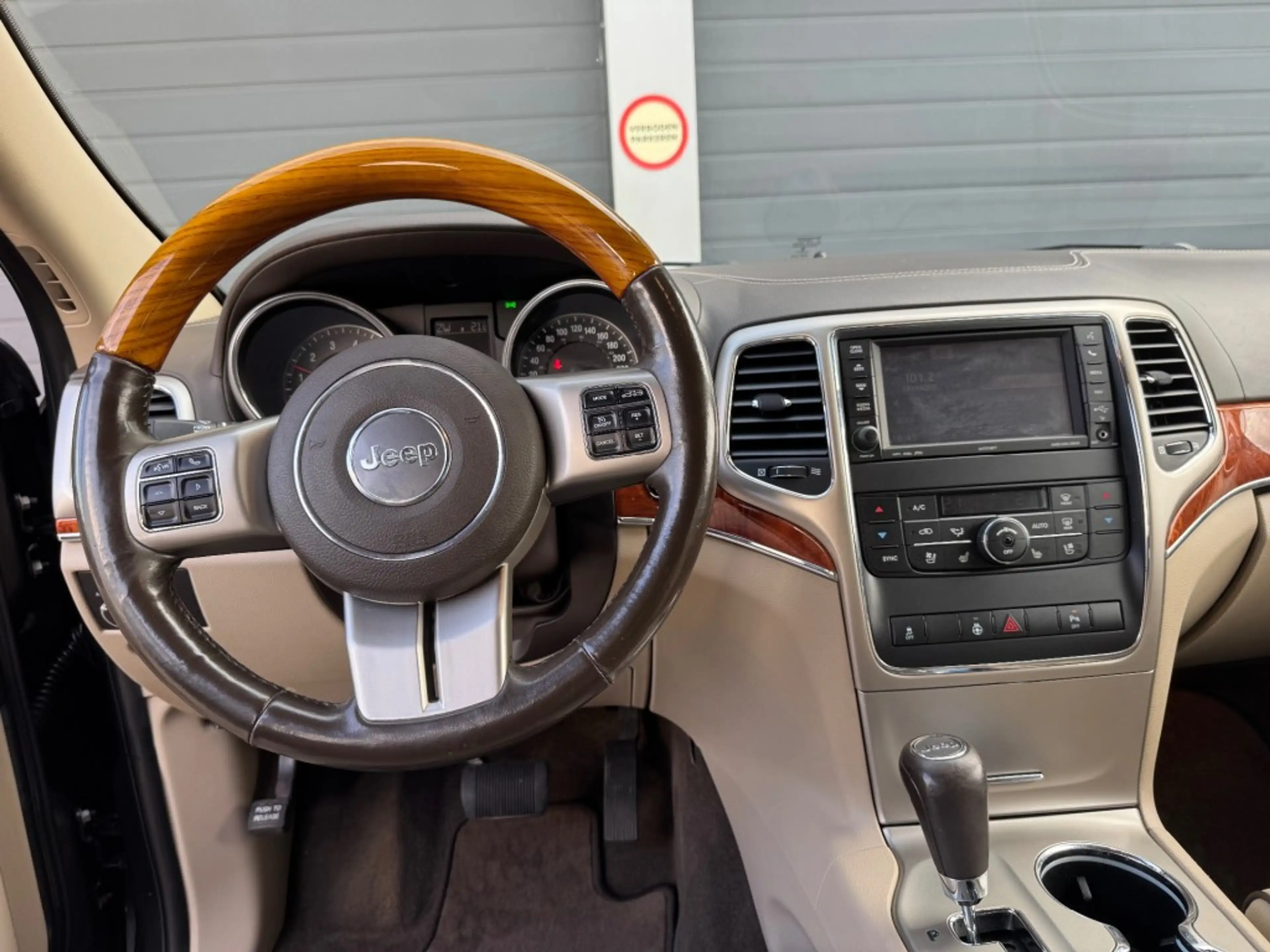 Jeep Grand Cherokee 3.6i OVERLAND — photo 11