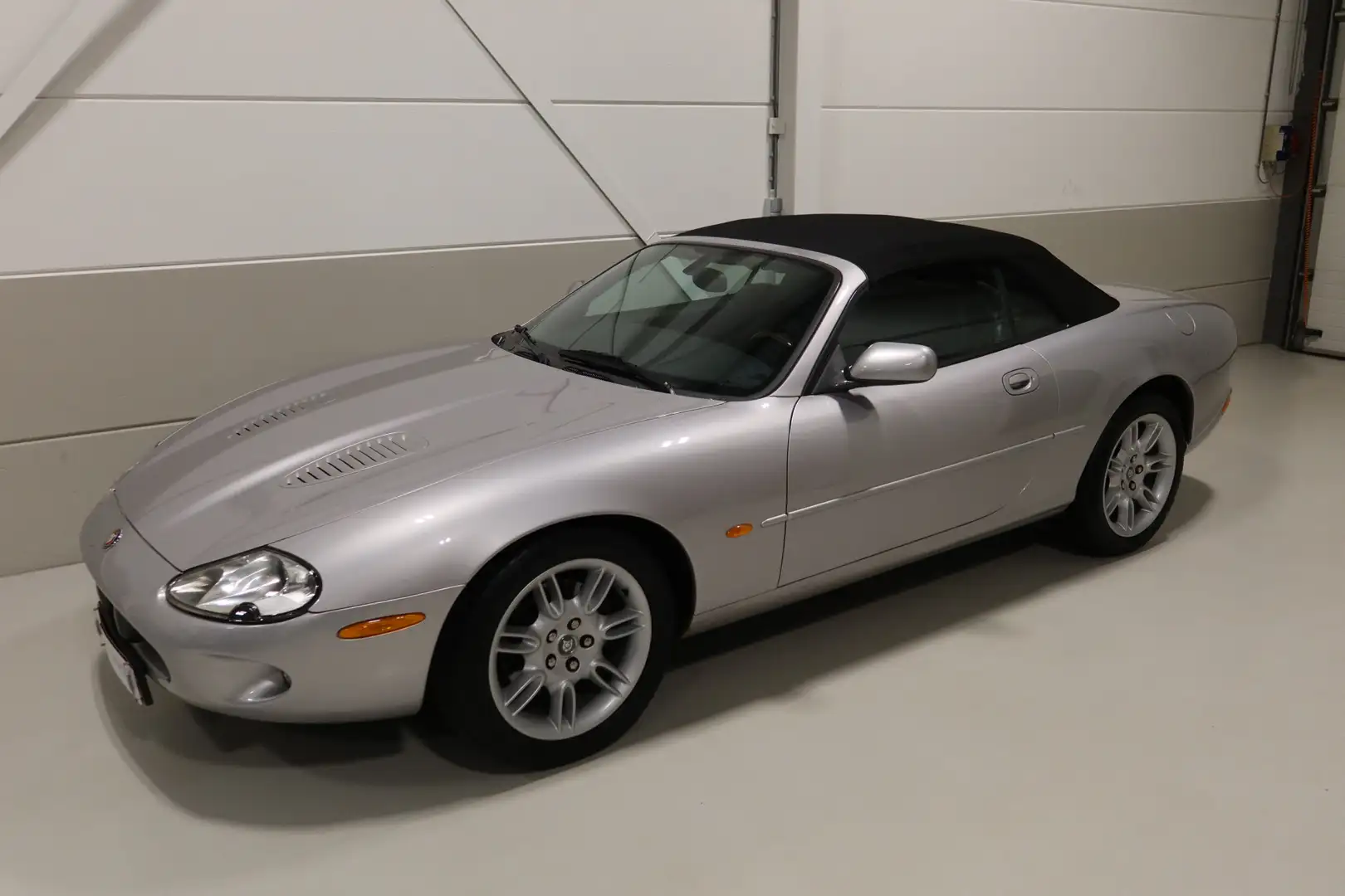 Jaguar XKR 4.0 V8 Convertible org. NL Šedá - 2