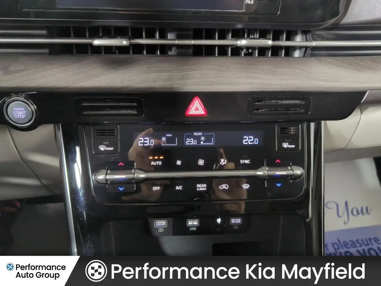 Kia Carnival снимка Kia Carnival