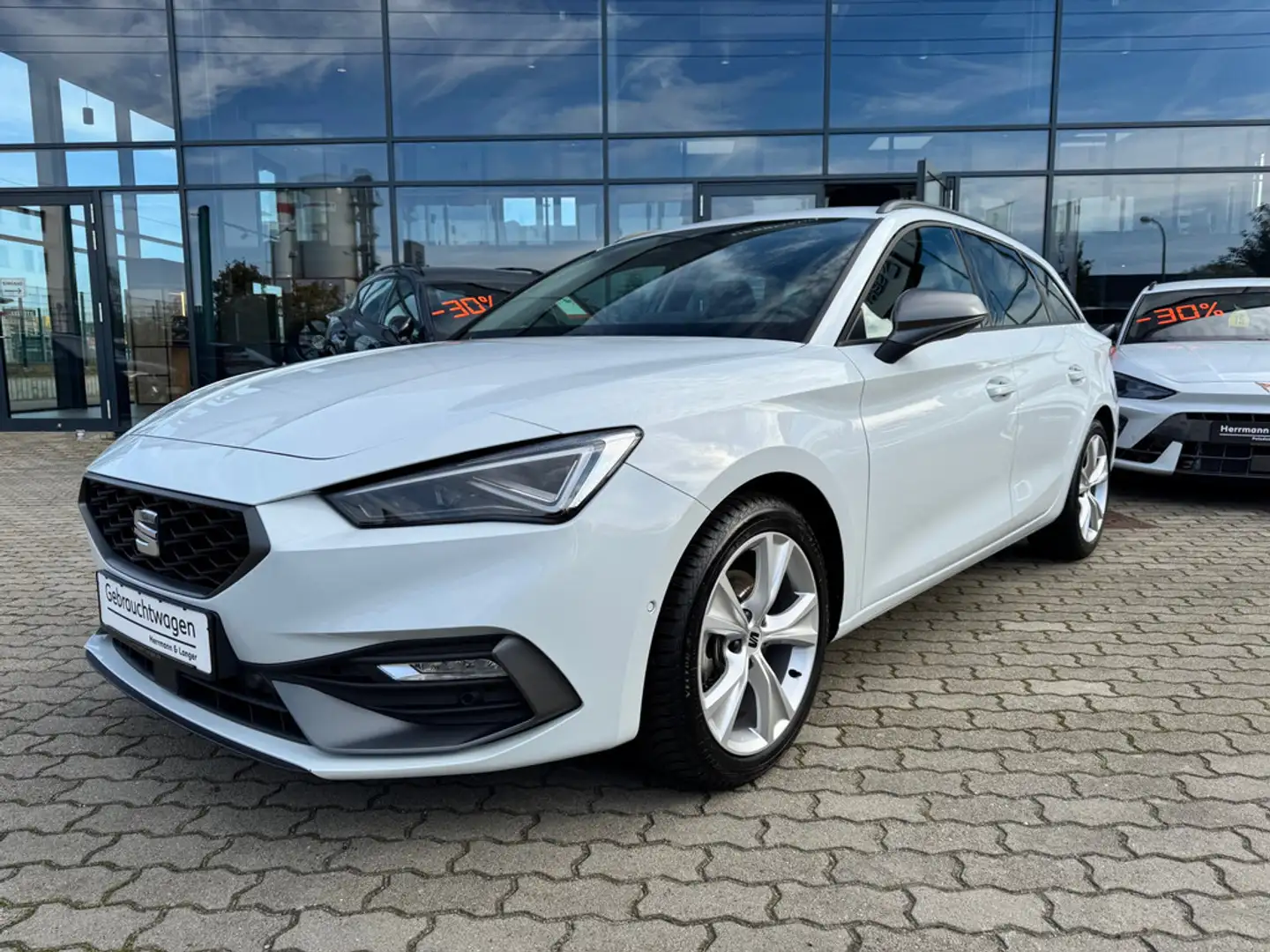 SEAT Leon Sportstourer 1.5 eTSI DSG FR Ganzjahresreifen, Matrix-LED Weiß - 2