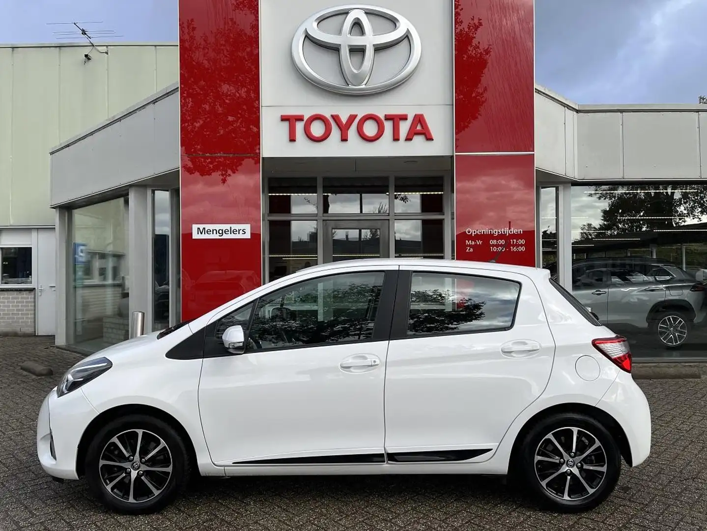 Toyota Yaris 1.5 Hybrid Design Sport Wit - 2