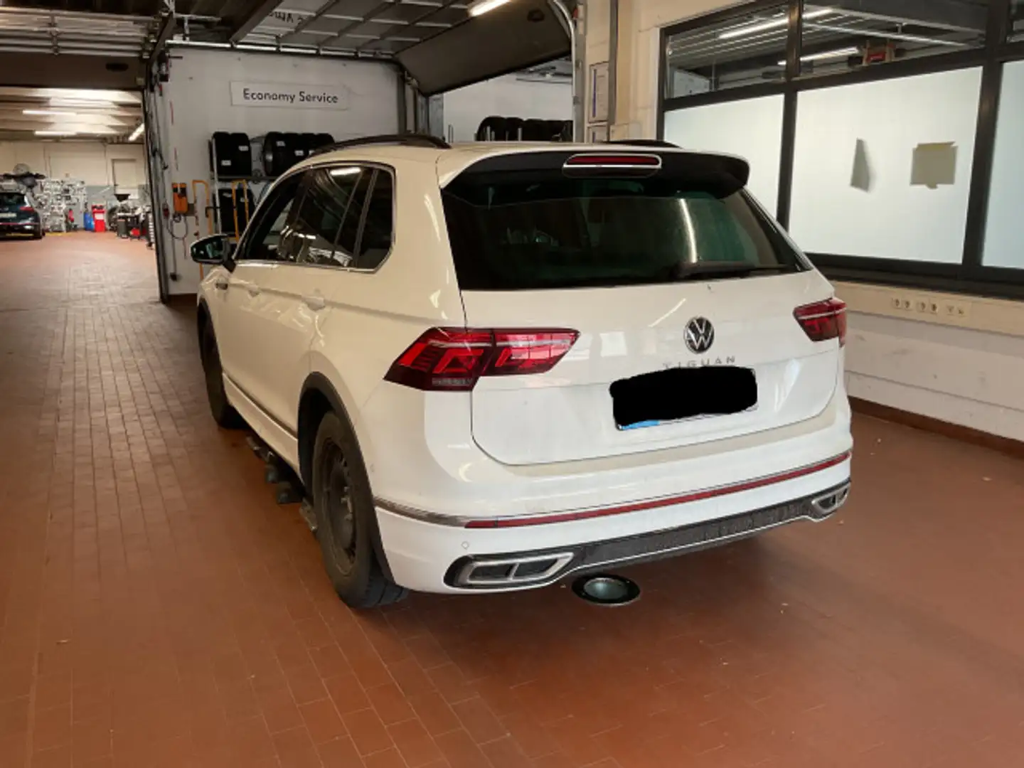 Volkswagen Tiguan 2.0 TDI R-Line DSG AHK Panoramadch Navi Weiß - 2