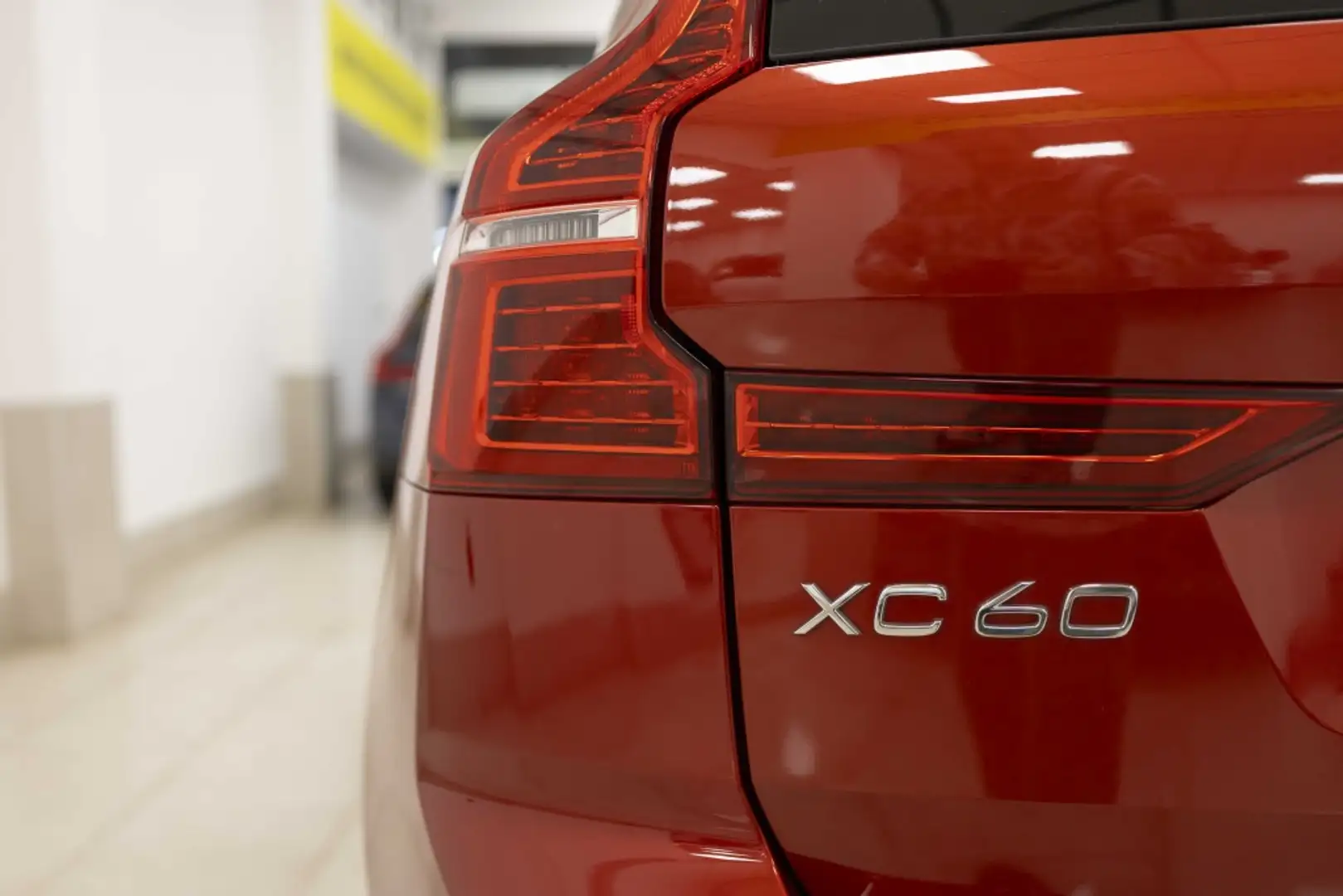 Volvo XC60 T6 Recharge R-Design Rojo - 2